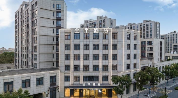 Ji Hotel Shanghai Dishui Lake Metro Station exterior